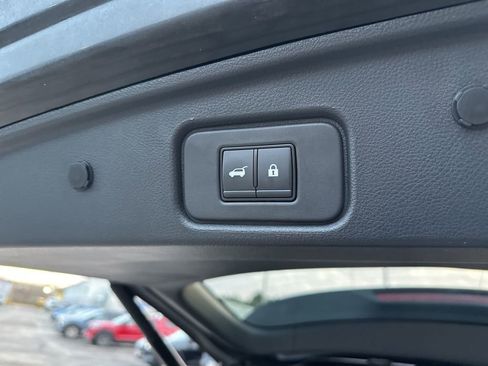 Used 2023 Nissan Pathfinder SL image 14