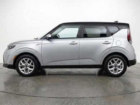 Used 2025 Kia Soul LX w/ LX Technology Package image 5