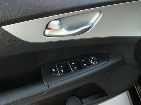 Used 2023 Kia Forte LXS image 13