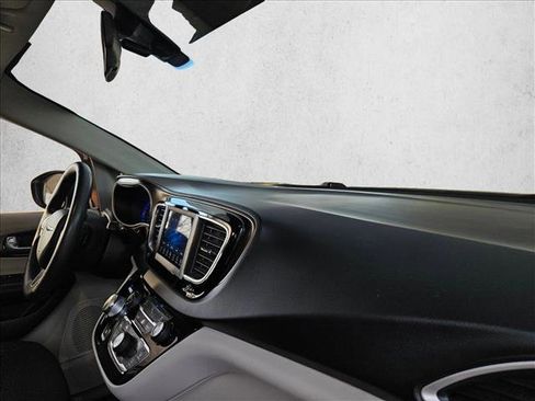 Used 2018 Chrysler Pacifica LX image 27