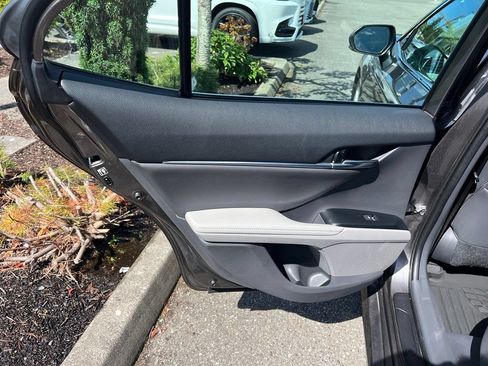 Used 2019 Toyota Camry XLE FWD image 16