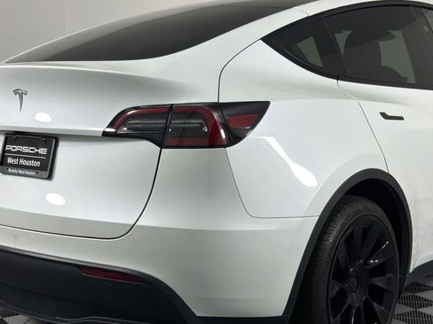 Used 2023 Tesla Model Y 2WD image 12