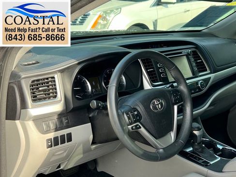 Used 2016 Toyota Highlander Plus FWD image 7