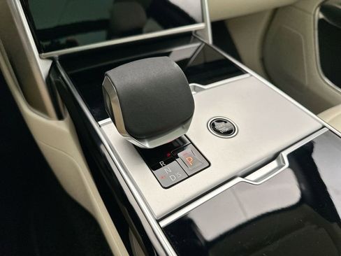 Certified 2025 Land Rover Range Rover SE image 10