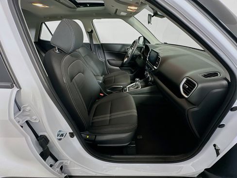 Used 2025 Hyundai Venue SEL image 32