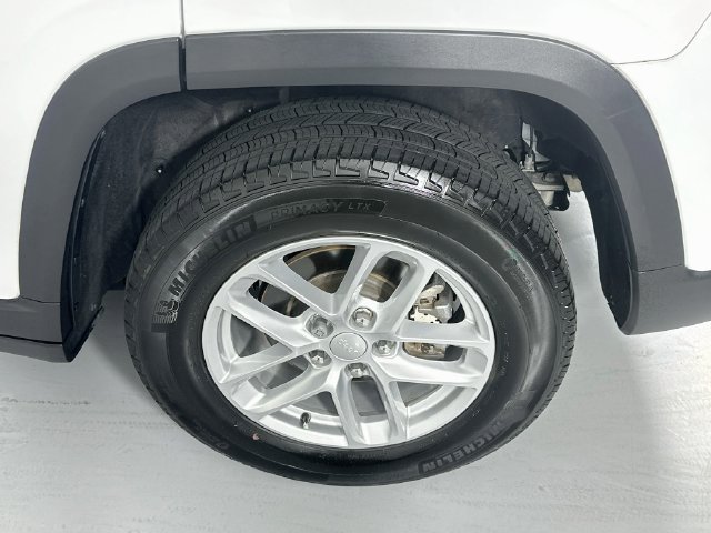Used 2023 Jeep Grand Cherokee Laredo X AWD/4WD image 30