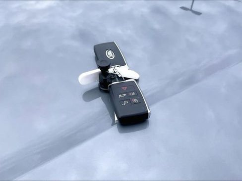 Used 2025 Land Rover Range Rover Velar Dynamic SE image 11