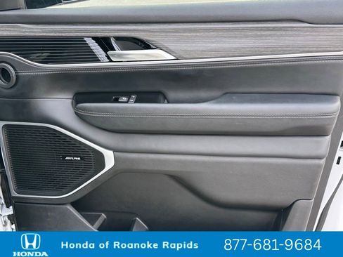 Used 2024 Jeep Wagoneer L Series II image 28