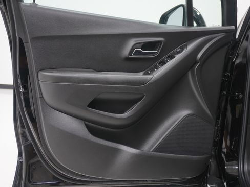 Used 2022 Chevrolet Trax LS w/ Tint and Cruise Package FWD image 14