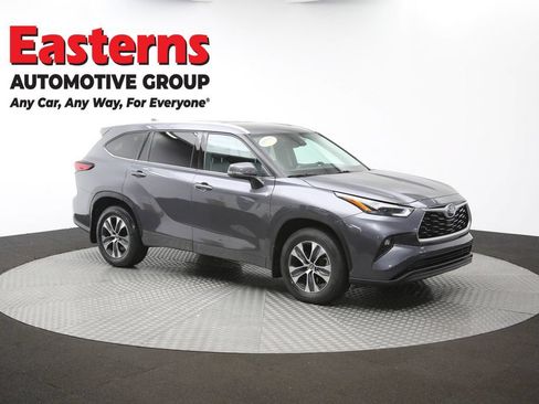 Used 2022 Toyota Highlander XLE AWD/4WD image 50