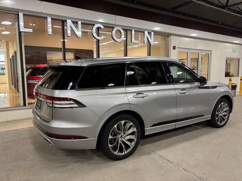 Used 2021 Lincoln Aviator Grand Touring w/ Elements Package Plus AWD/4WD image 4