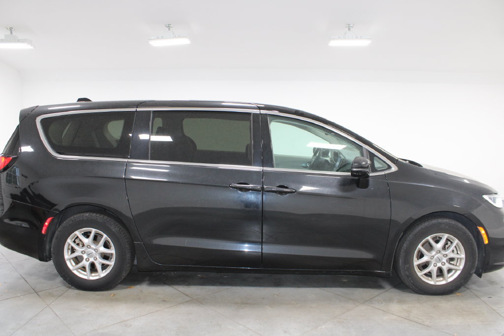 Used 2024 Chrysler Pacifica Touring-L FWD image 11