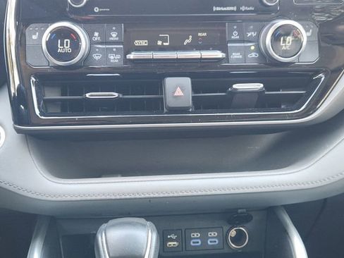 Used 2022 Toyota Highlander XLE image 17