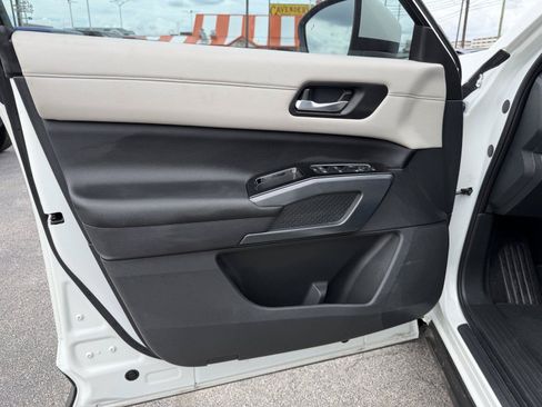 Used 2024 Nissan Pathfinder SL AWD/4WD image 12