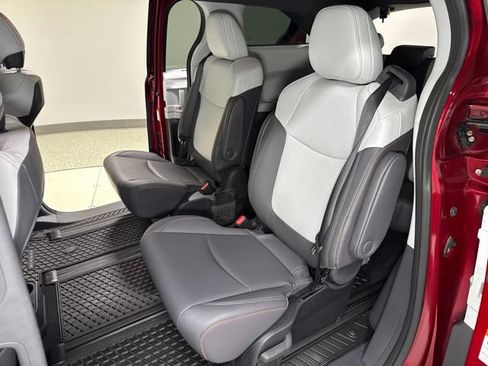 Used 2022 Toyota Sienna XSE AWD/4WD image 26