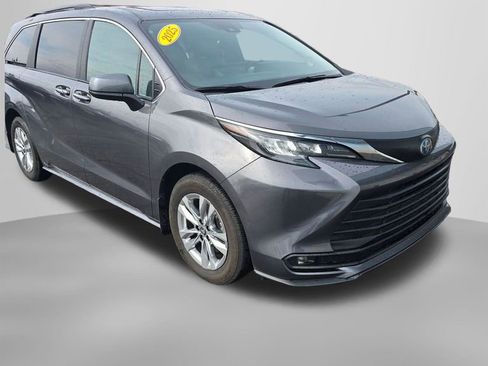 Used 2025 Toyota Sienna XLE w/ XLE Plus Package image 10