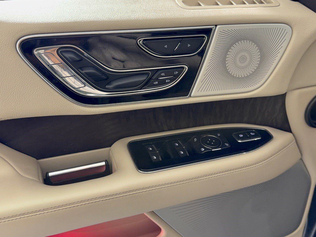 Used 2018 Lincoln Navigator Reserve w/ Technology Package AWD/4WD image 15