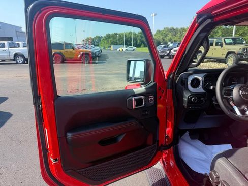 Used 2025 Jeep Wrangler Unlimited Sahara AWD/4WD image 14