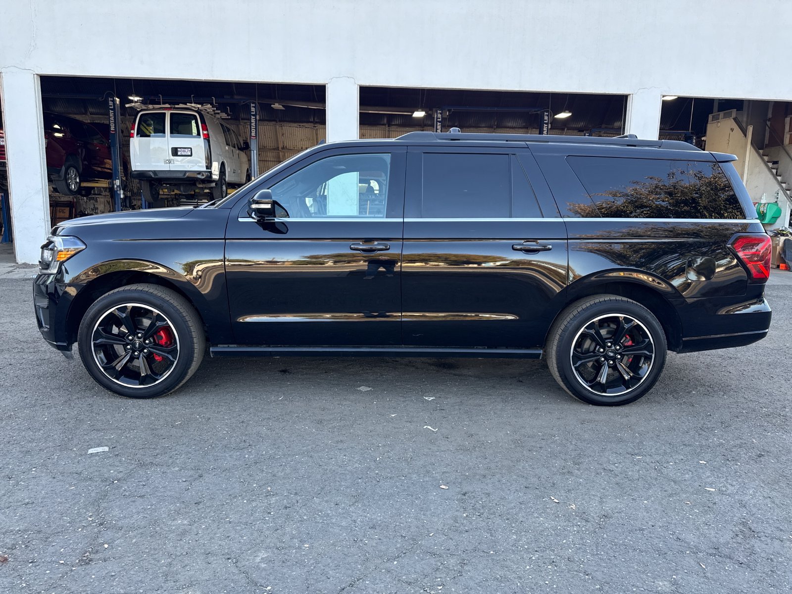 Used 2023 Ford Expedition Max Limited AWD/4WD image 2