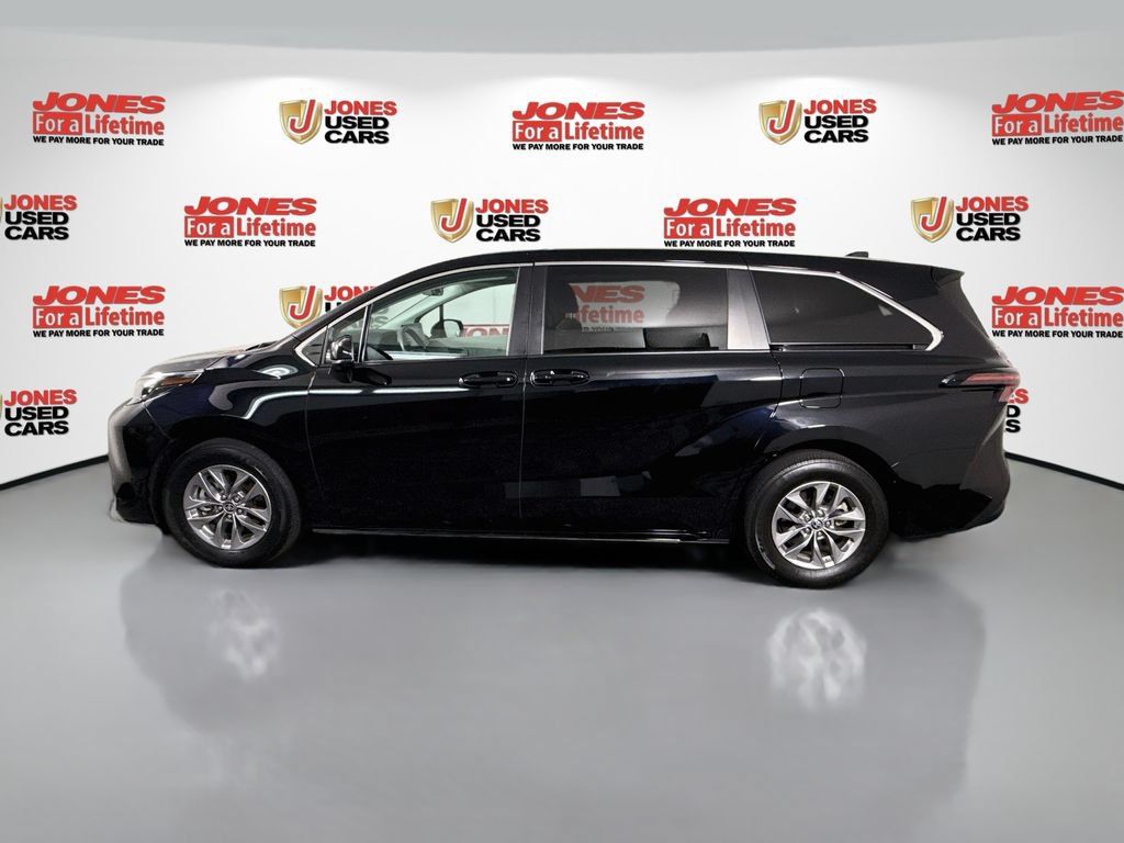 Certified 2024 Toyota Sienna LE FWD image 13