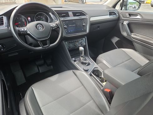 Used 2019 Volkswagen Tiguan SE w/ Panoramic Sunroof Package AWD/4WD image 2