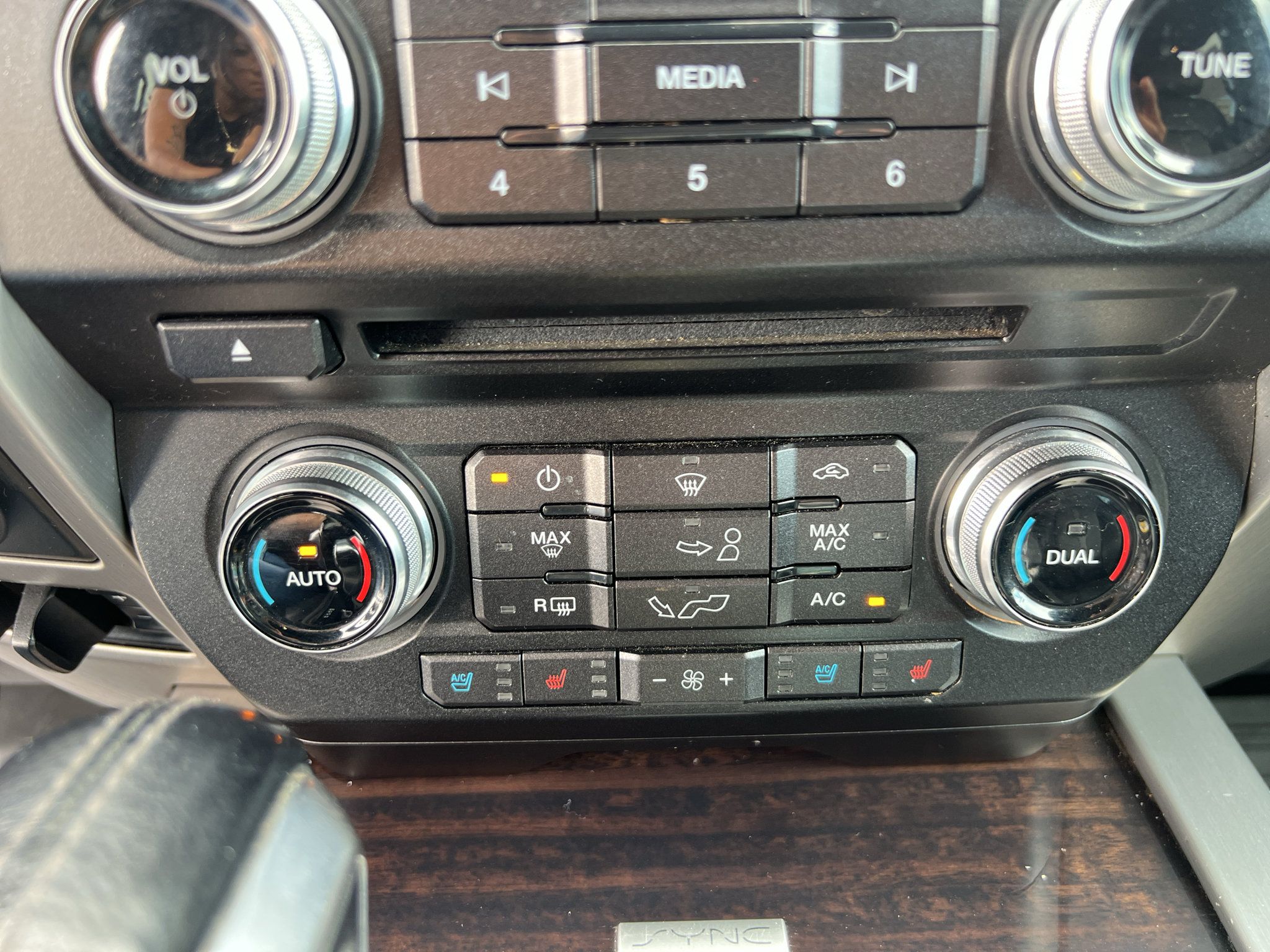 Used 2017 Ford F150 Platinum w/ Technology Package AWD/4WD image 18
