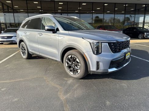 Used 2025 Kia Sorento S FWD image 1