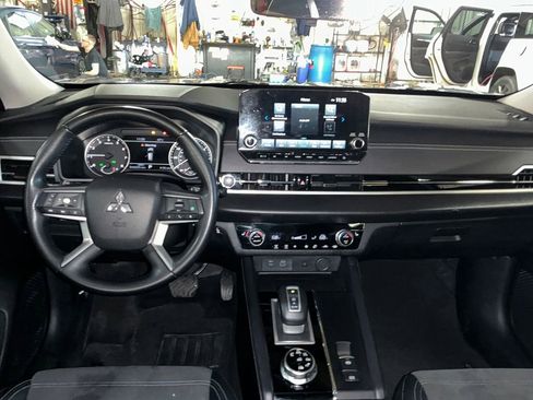 Used 2024 Mitsubishi Outlander SE AWD/4WD image 16