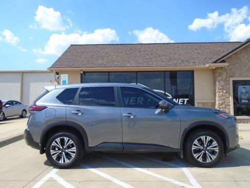 Used 2023 Nissan Rogue SV FWD image 2