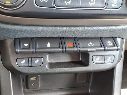 Used 2018 Chevrolet Colorado Z71 AWD/4WD image 18