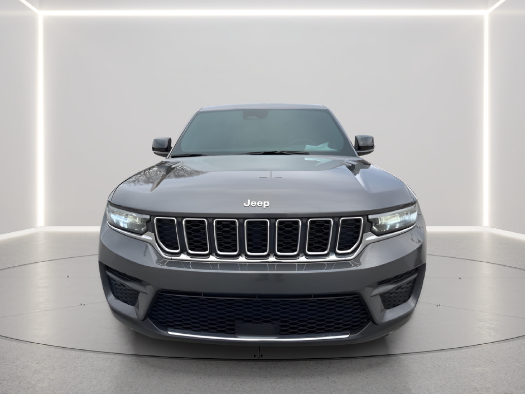 Used 2025 Jeep Grand Cherokee Laredo X RWD image 3