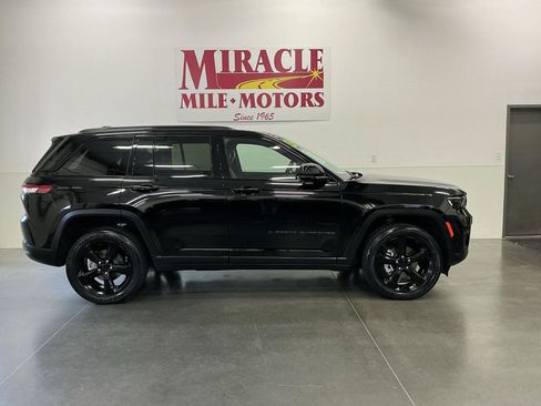 Used 2023 Jeep Grand Cherokee Altitude AWD/4WD image 6