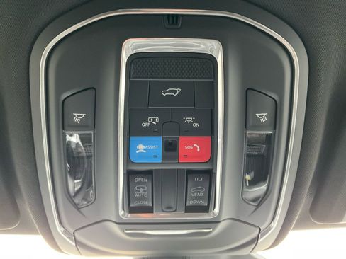 New 2025 Jeep Grand Cherokee Altitude image 27