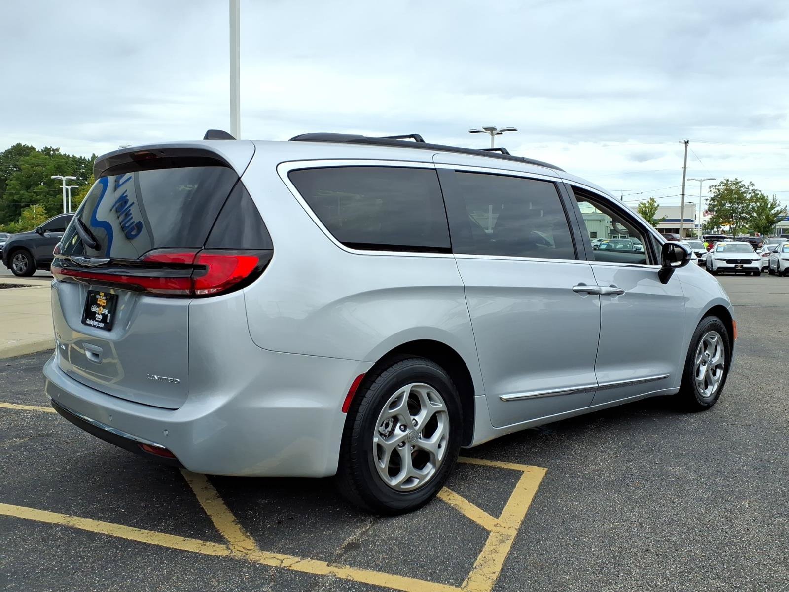 Used 2023 Chrysler Pacifica Limited FWD image 10