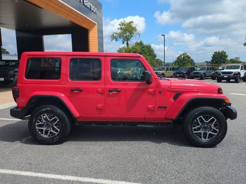 Used 2026 Jeep Wrangler Unlimited Sahara AWD/4WD image 3