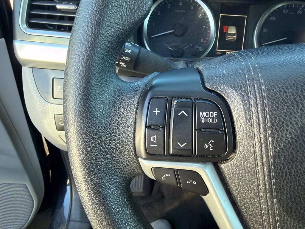 Used 2018 Toyota Highlander LE AWD/4WD image 6