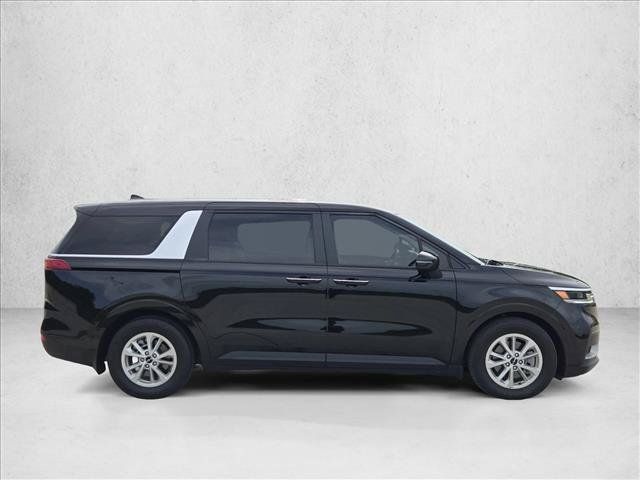 Used 2024 Kia Carnival LX FWD image 4