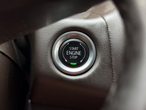 Used 2024 GMC Yukon XL SLT AWD/4WD image 40