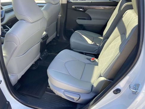 Used 2026 Toyota Highlander Limited AWD/4WD image 19