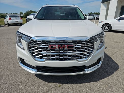 Used 2024 GMC Terrain Denali w/ Denali Premium Package AWD/4WD image 8