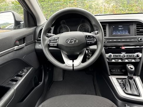 Used 2020 Hyundai Elantra SE w/ Cargo Package (C1) FWD image 18