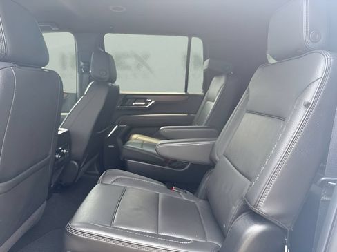 Used 2025 GMC Yukon XL Denali AWD/4WD image 12