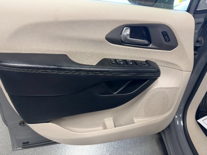 Used 2021 Chrysler Pacifica Touring-L FWD image 9