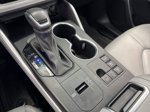 Certified 2024 Toyota Highlander XLE image 29