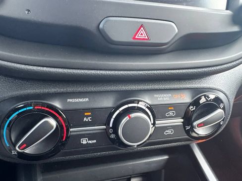 Used 2025 Kia Soul LX w/ LX Technology Package FWD image 19