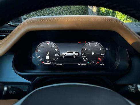 Used 2024 Land Rover Defender 130 X-Dynamic SE image 12