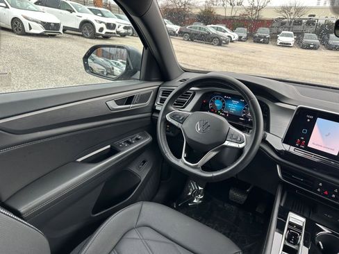 Used 2025 Volkswagen Atlas Cross Sport SE image 34