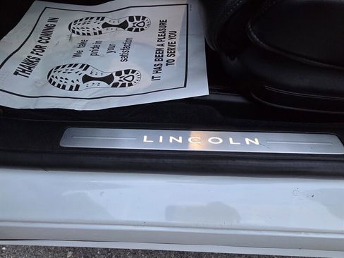 Used 2019 Lincoln Continental Select image 11