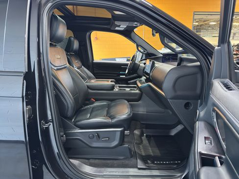Used 2025 Ford Expedition Max Platinum w/ Stealth Performance Package AWD/4WD image 18