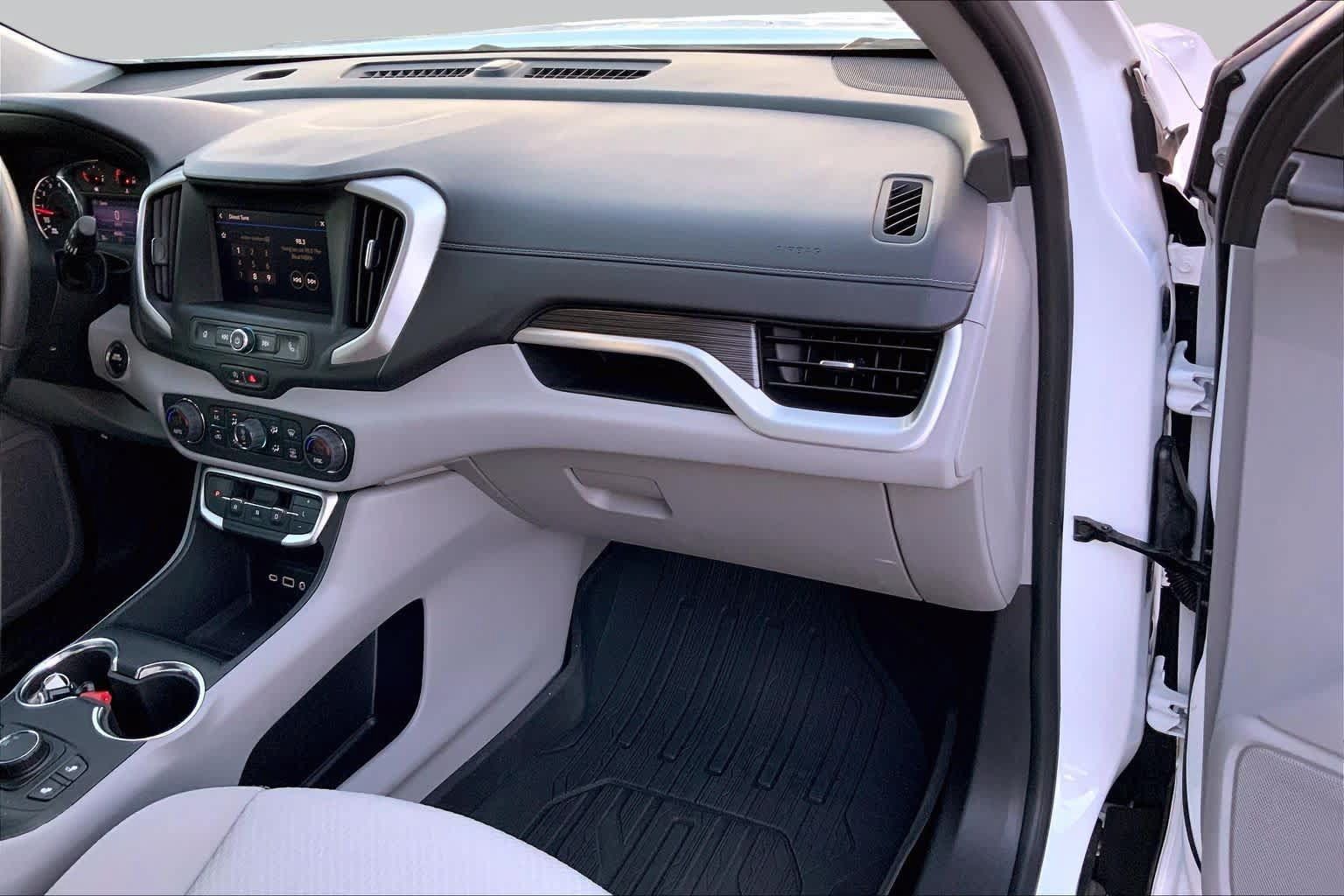 Used 2022 GMC Terrain SLE w/ Driver Convenience Package FWD image 16